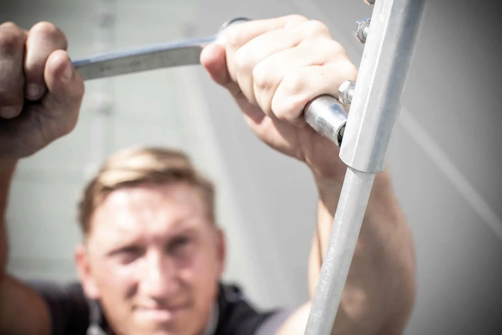 Mitarbeiter von Dachdecker Huber bei Montage von Blitzschutz
