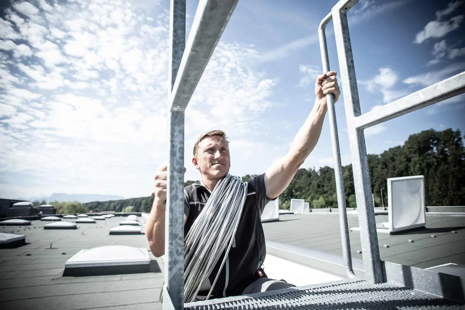 Dachdecker mit Blitzschutzband