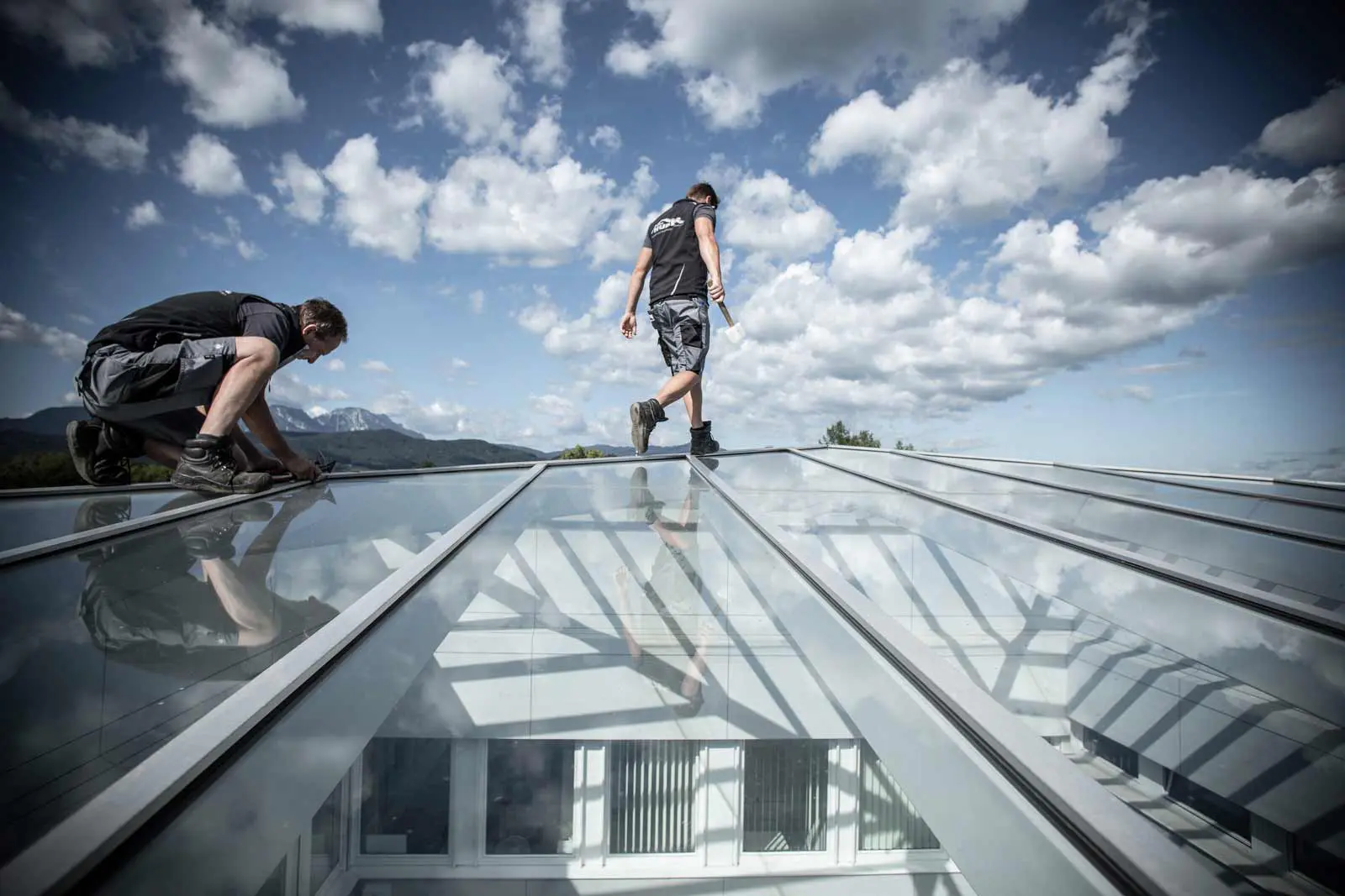 Zwei Dachdecker am Glasdach